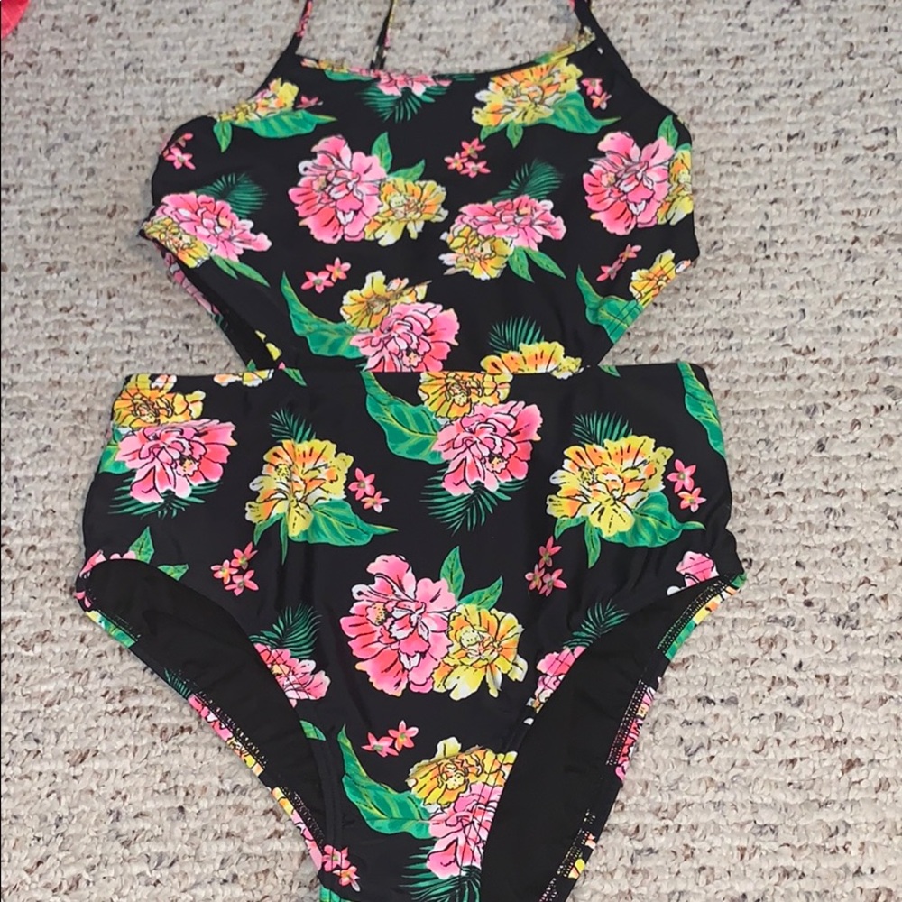 Old navy Girls Sz XL swimsuit Worn once.